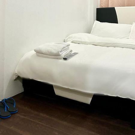 Private Room With Ac And Fan At Ekg Manila House Rental Buitenkant foto